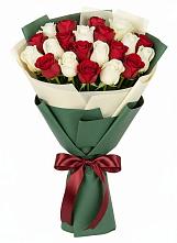 Букет Микс из красных и белых роз в Запрудне