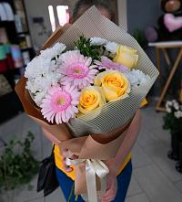 Букет цветов из:  Герберы, Розы и Хризантемы в Запрудне