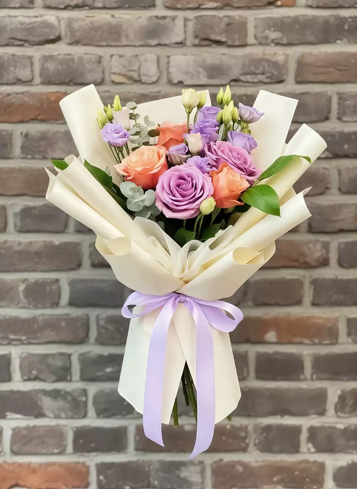 Букет цветов из: Лизиантусы и Розы в Запрудне