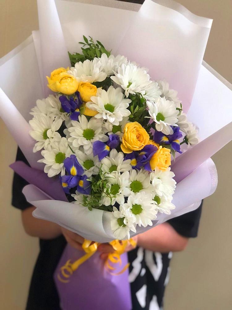 Букет цветов из: Ирисы, Хризантемы и Розы в Запрудне