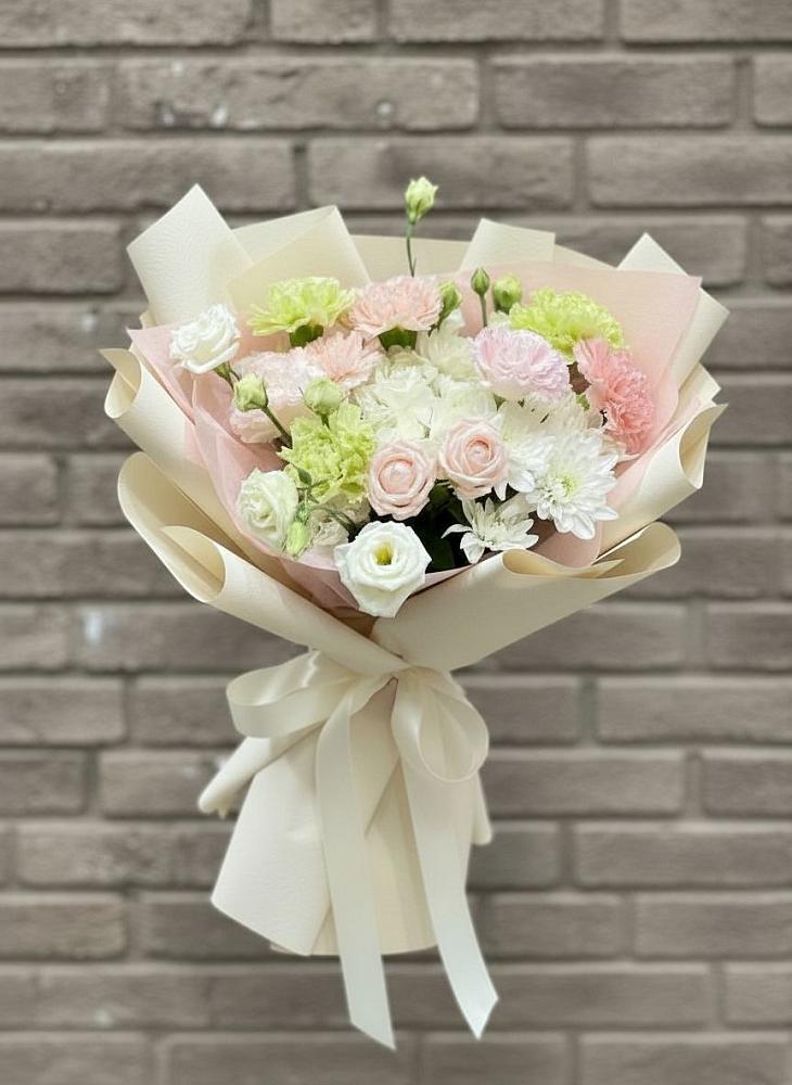Букет цветов из: Гвоздики, Розы, Лизиантусы и Хризантемы в Запрудне