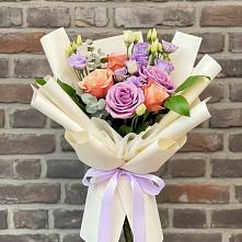 Букет цветов из:  Лизиантусы и Розы в Запрудне