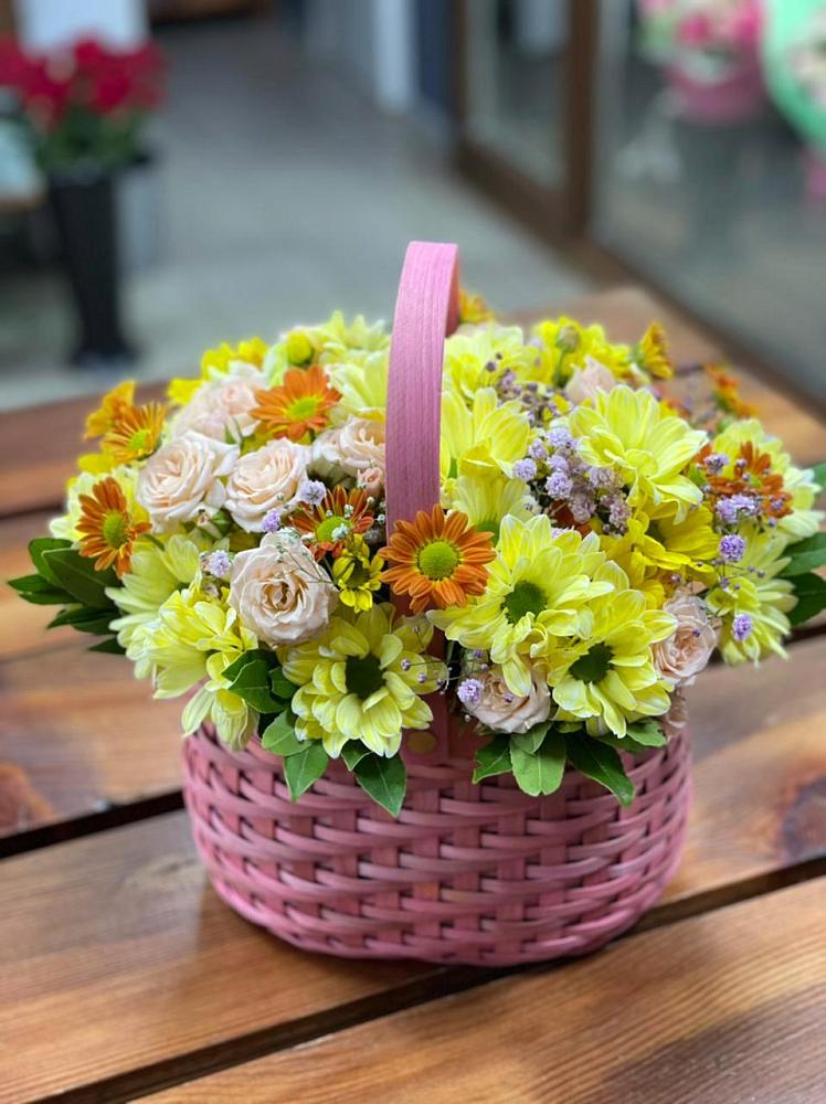 Цветочная композиция из Хризантемы и Розы в корзине в Запрудне