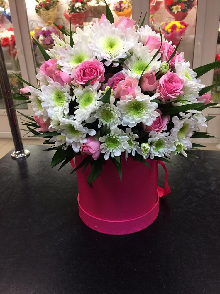 Цветочная композиция из Розы и Хризантемы в шляпной коробке в Запрудне