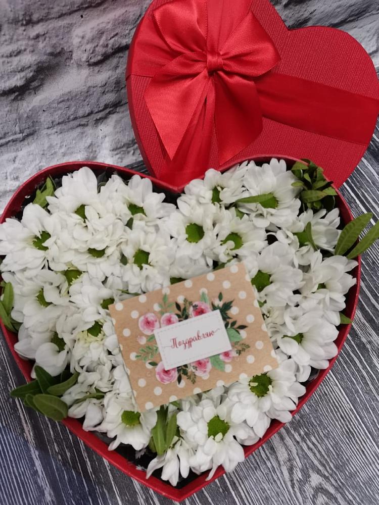 Цветочная композиция из Хризантемы в виде сердца в Запрудне