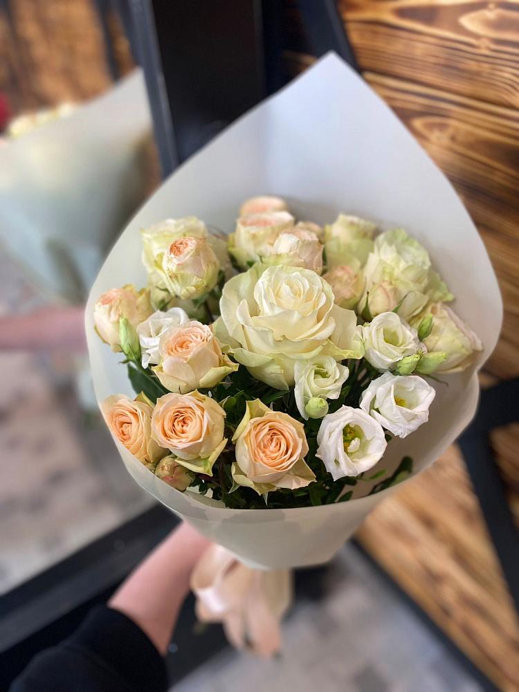 Букет цветов из: Розы и Лизиантусы в Запрудне